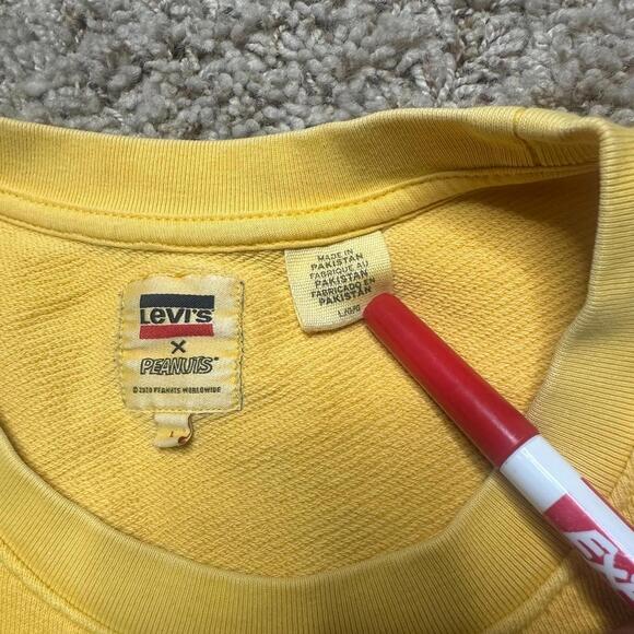 Levi’s Peanuts Snoopy Men Large L Soccer Yellow Sweater Pullover World Cup FIFA - Picture 4 of 8